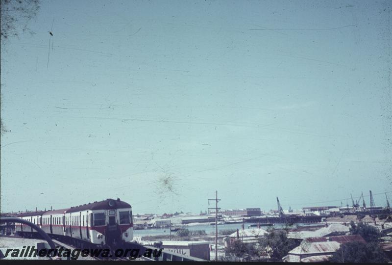 T01692
ADG railcar set coming off Fremantle rail bridge
