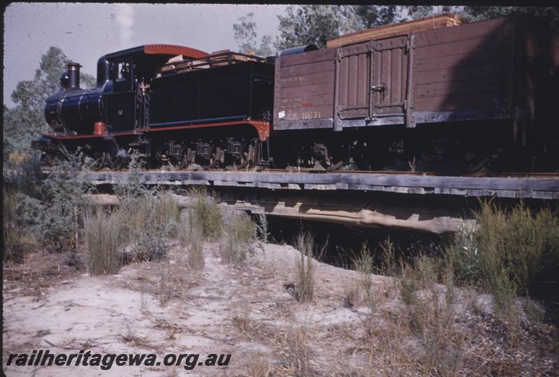 T01696
YX class 86, side and end view, coupled to GE class 11871, between Donnelly River Mil & Yornup
