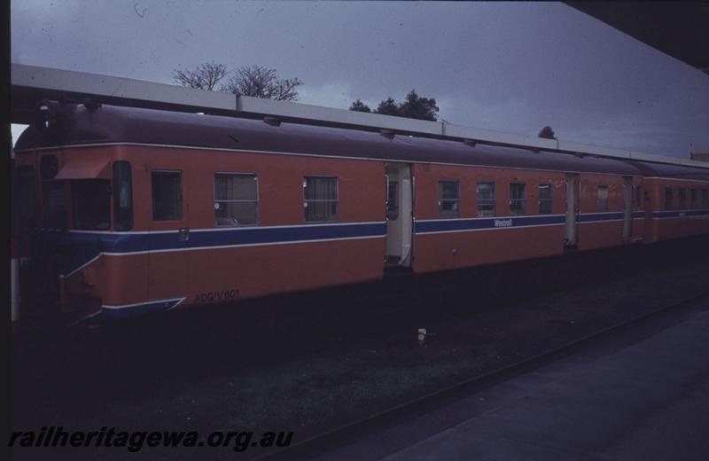 T01749
ADG class 601, orange livery.
