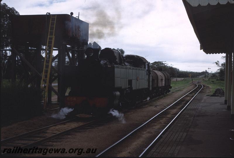 T01814
UT class 664, water tower, hauling three 4 wheel tank wagons
