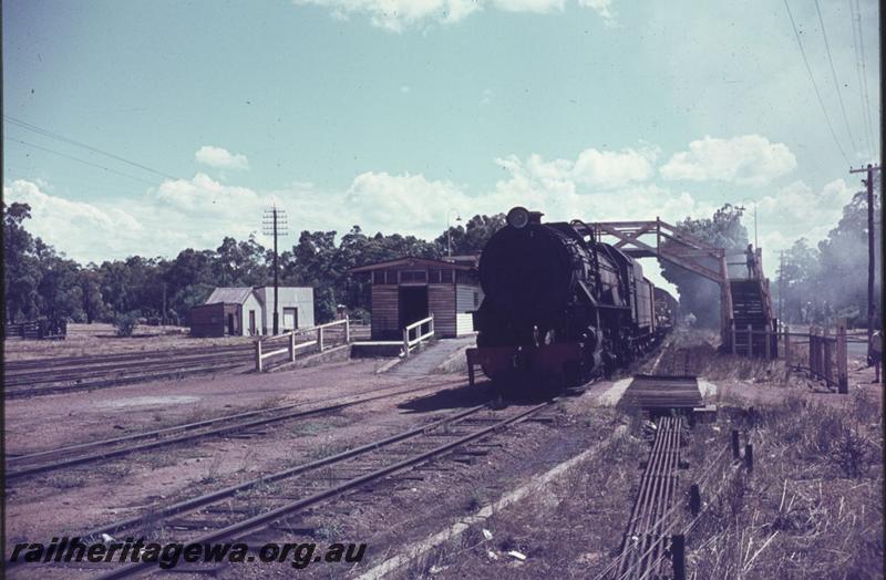 T01858
V class 1214, station building, footbridge, cart dock, goods shed  Chidlow, ER line
