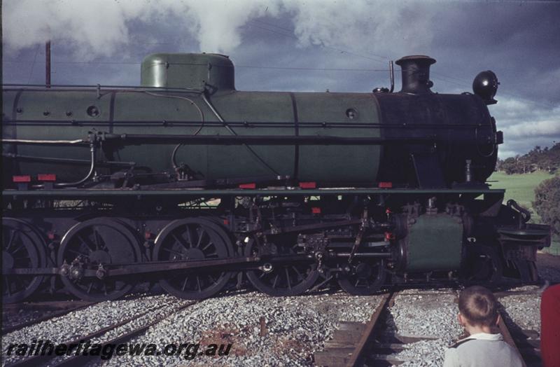 T01877
W class 932, crossing standard gauge track, Toodyay
