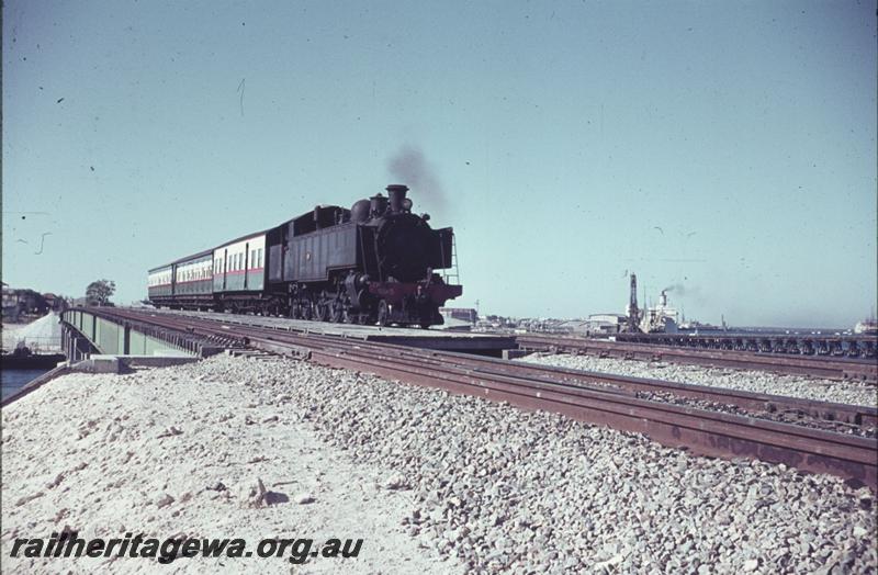 T01884
DD class 595, three carriage suburban passenger train on the Fremantle Bridge heading towards Perth
