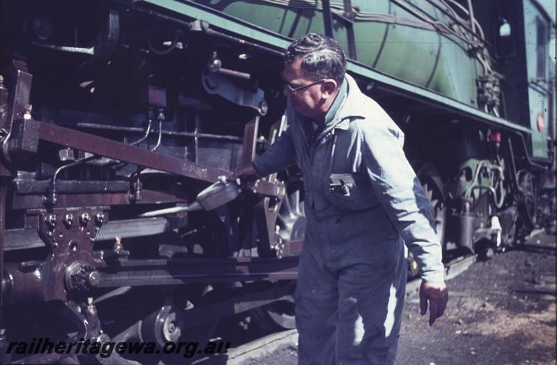 T01887
W class 932 motion, Chidlow, ER line, being oiled by crew member
