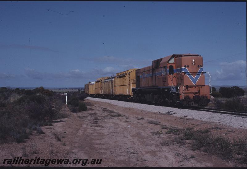 T01933
AB class 1532, orange livery, short grain train
