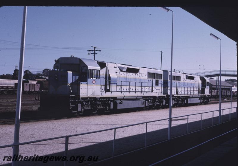 T01937
L class 251, coupled to another L class, both in original livery
