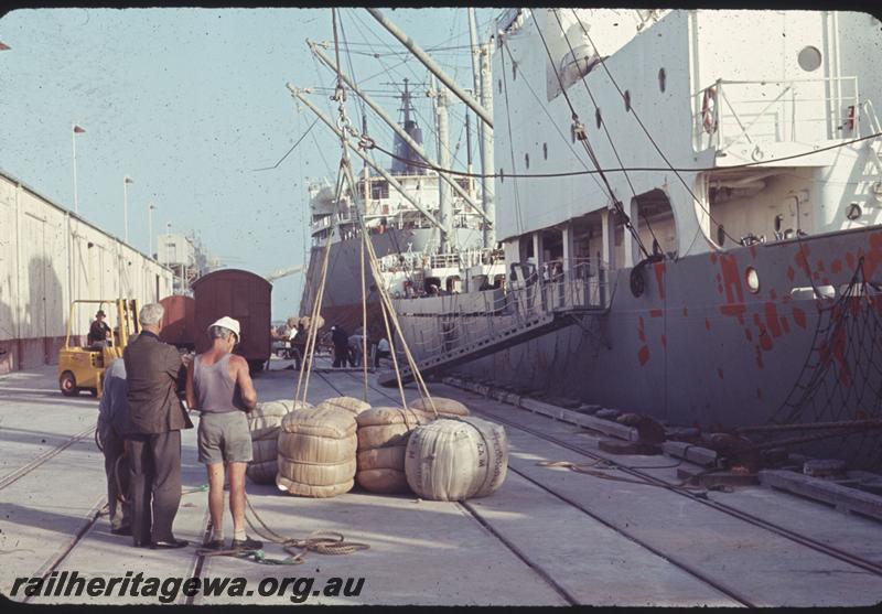 T01941
Wharf, Albany, loading wool bales onto ship
