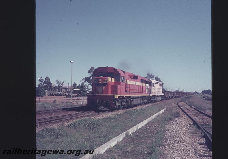 T02089
Double headed L classes, leading unit in the International Safety orange livery, the trailing unit in the pink undercoat paint
