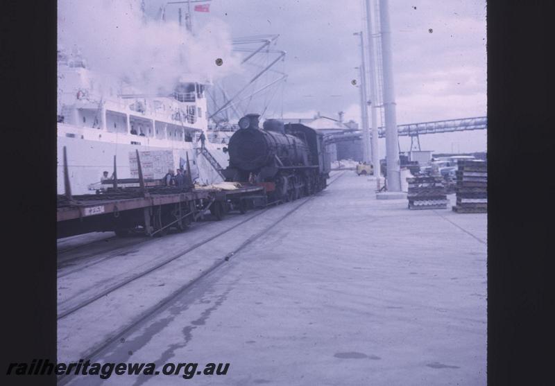 T02123
W class 952, wharf, Bunbury, shunting
