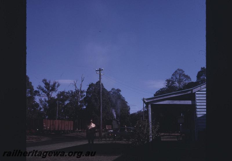 T02148
W class 942, per-way bunkhouse (built in 1956), the W class is just running onto the Kauri Timber Co. siding, Nannup, WN line
