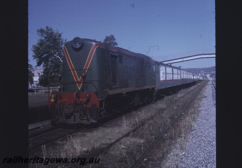 T02160
F class 40, Workshops platform, Midland, suburban passenger train, ready to depart
