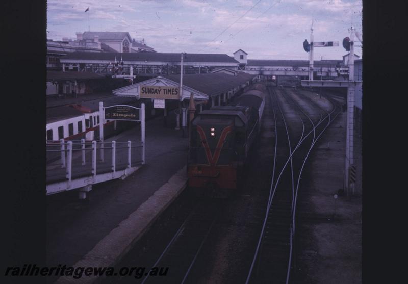 T02172
A class 1509, Perth Station, suburban passenger train.
