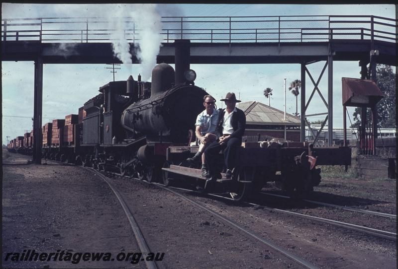 T02289
G class 123, shunters riding on the shunters float, Bunbury, hauling a load of sleepers
