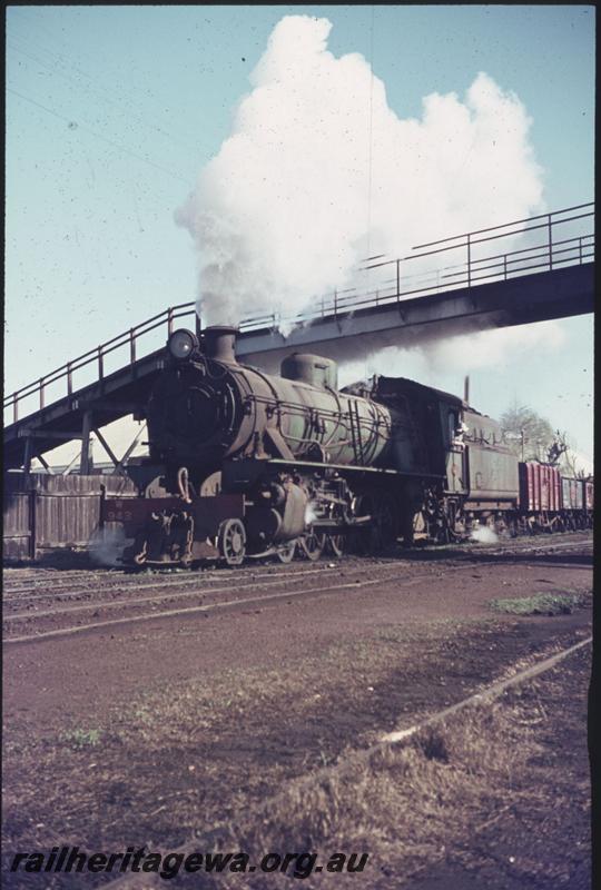 T02305
W class 943, footbridge, Bunbury Yard, departing on goods train
