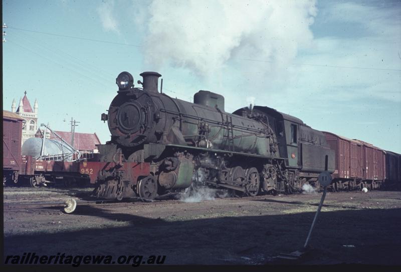 T02334
W class 952, departing Bunbury yard with No.221 goods train
