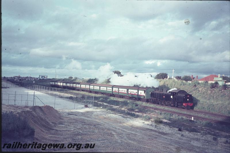 T02431
DD class or DM class, near Leighton, suburban passenger train
