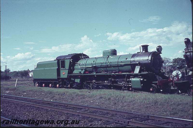 T02433
W class 916, pristine condition, side and front view, end view of a tank from a JQ tank wagon in the background
