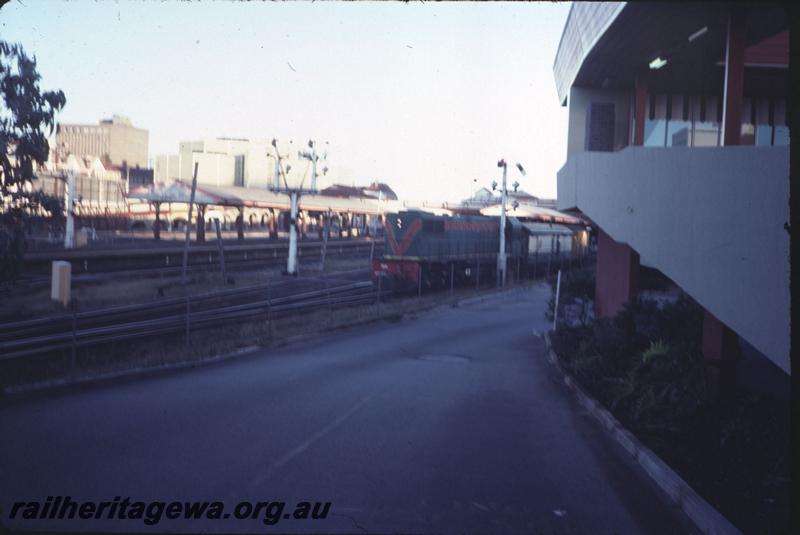 T02494
DA class, Perth Station. Out of focus
