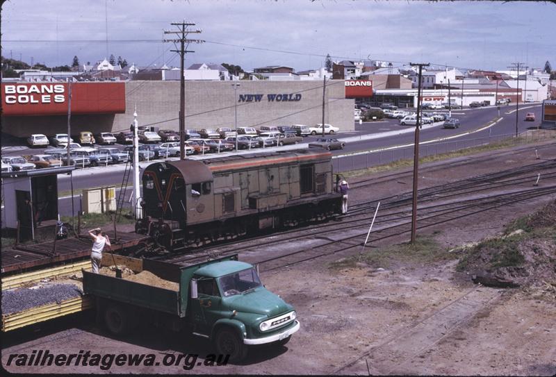 T02535
WAGR truck, F class 43, Bunbury Yard, truck being unloaded, F class shunting
