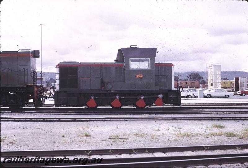 T02576
B class 1604, Forrestfield, side on view
