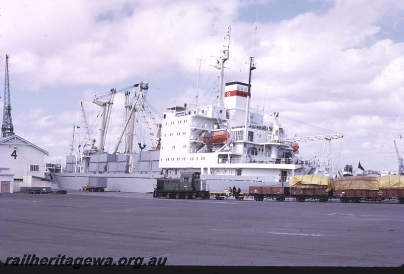 T02588
B class 1610, wharf, ship, Fremantle Harbour, shunting

