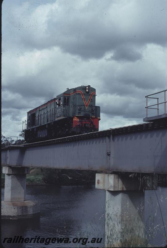 T02662
R class 1902, steel girder bridge, Guildford, light engine
