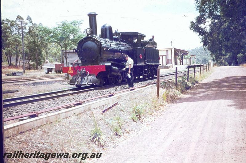 T02917
G class 123, station buildings, crew member oiling the loco, Parkerville, ER line, light engine trial to Chidlow after a general overhaul
