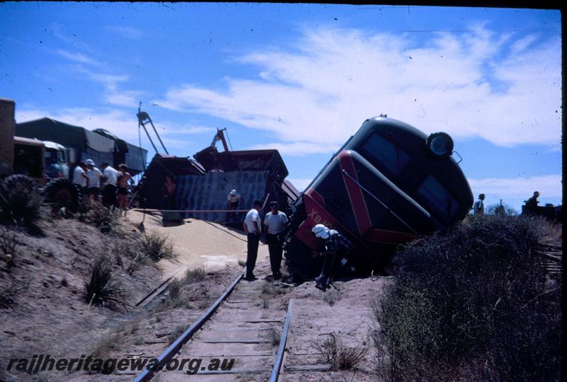 T02962
One of ten photos of a derailment at Dongara, MR line, XB class 1018 