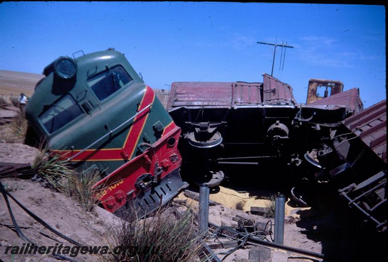 T02965
4 of ten photos of a derailment at Dongara, MR line, XB class 1018 