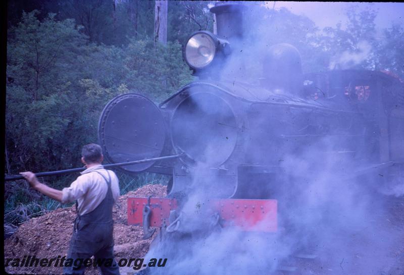 T03028
SSM loco having ashes raked out, Pemberton
