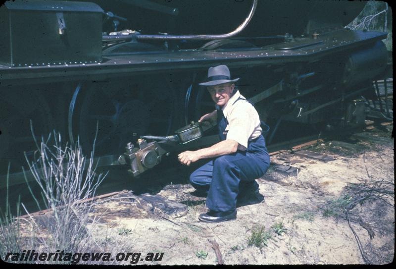 T03143
ARHS first tour, Millars loco No.58, driver oiling the motion.
