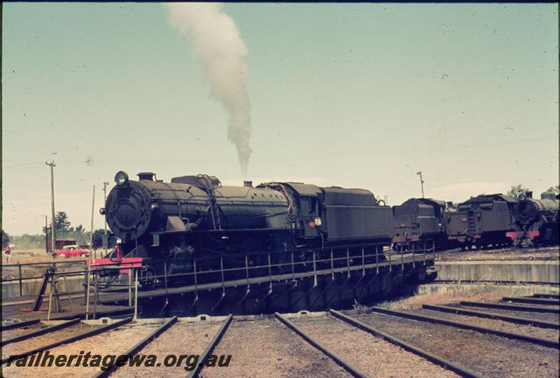 T03301
V class 1217, turntable, Collie, front and side view
