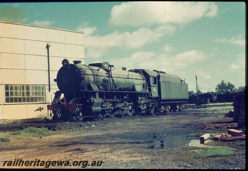 T03309
V class 1215, Collie roundhouse, front and side view
