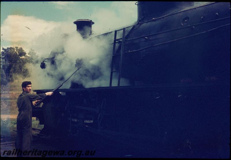 T03310
W class being steam cleaned by a WAGR worker, Collie
