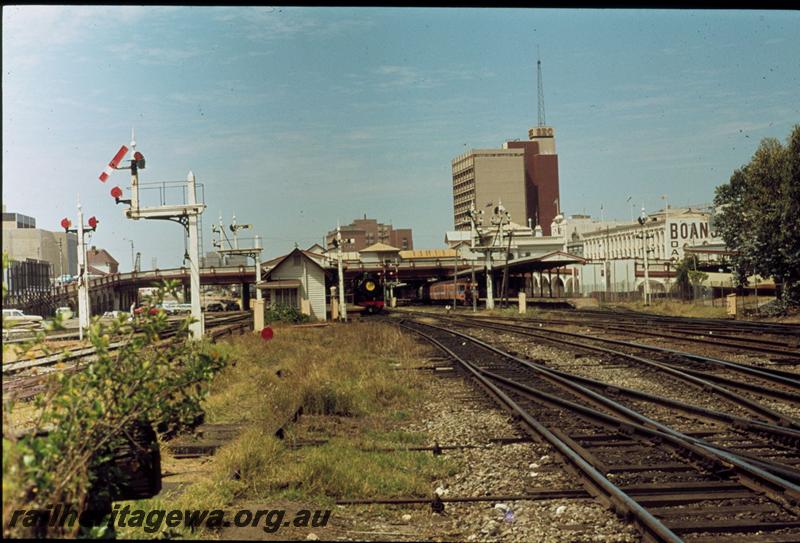 T03315
W class 945, signal box (Linen store), signals, west end of Perth Station. W class operating HVR's 