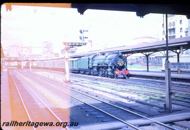 T03327
ARHS Vic Div. visit, V class 1213, Perth Station, tour train
