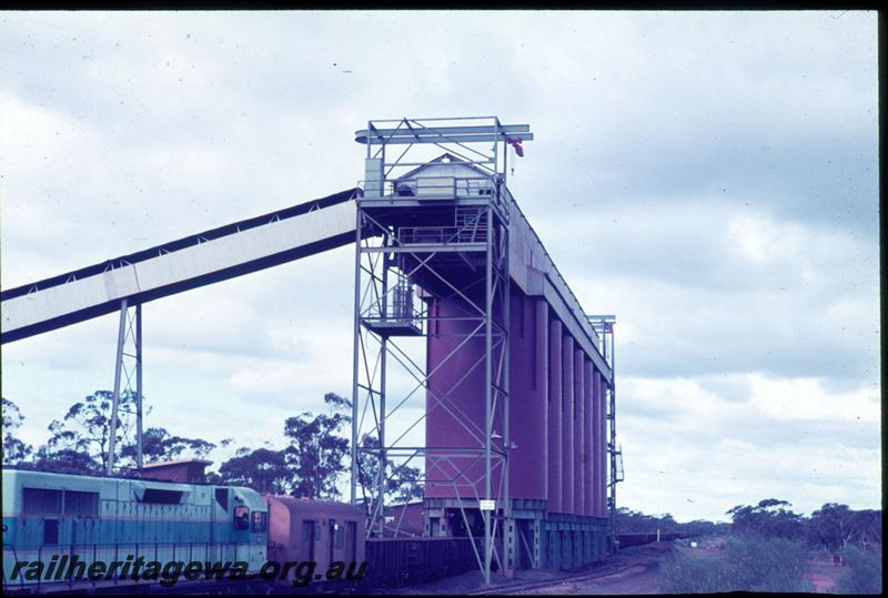 T03362
L class, iron ore loading hopper, Koolyanobbing, train being loaded
