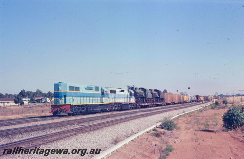 T03403
L class 275, L class 269, Middle Swan, Avon valley line, freight train, W class 933 and W class 934 In the train on flat wagons
