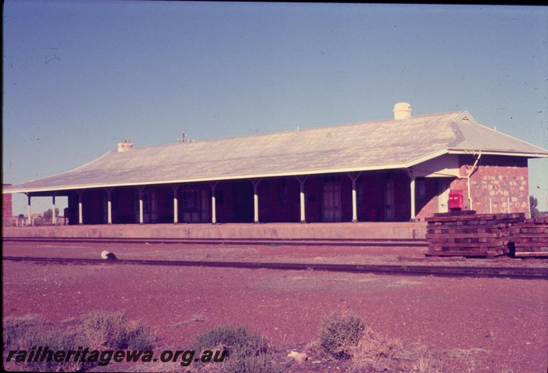 T03427
Station building, Menzies, KL line, trackside view
