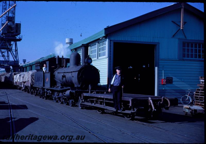 T03483
G class 123, shunters float with shunter, wharf, Fremantle, shunting
