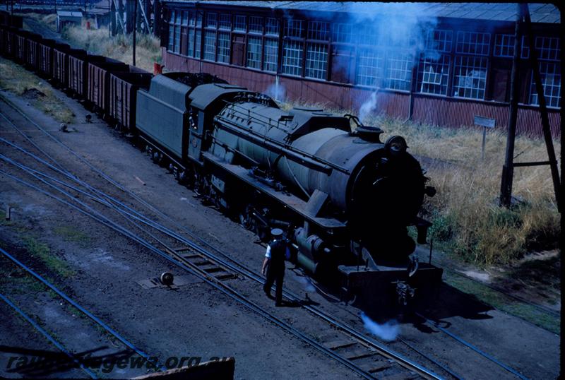 T03575
V class 1217, roundhouse, Bunbury, coal train, elevated view from the footbridge
