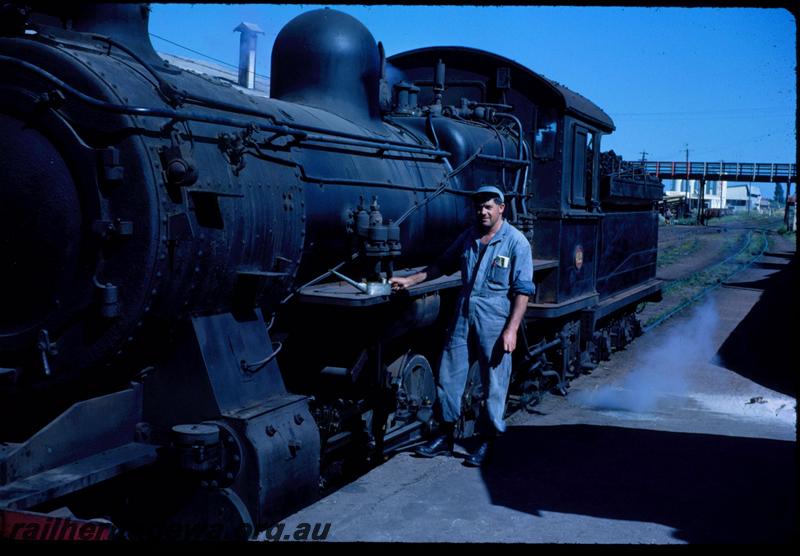 T03578
FS class 422, Bunbury side view of the side from the front end, shows crew member
