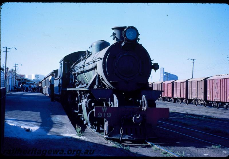 T03581
W class 919, Bunbury Station, SWR line,  passenger train 
