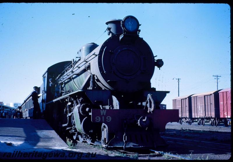 T03582
W class 919, Bunbury Station, SWR line, passenger train 
