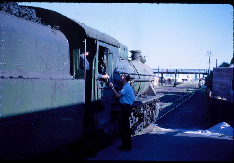 T03584
W class 919. Bunbury Station, SWR line, staff being passed to driver
