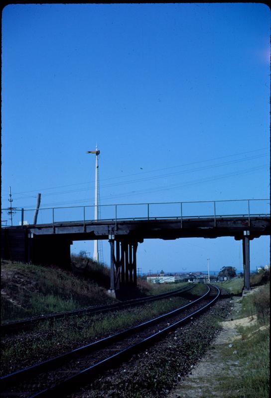 T03698
Road over bridge Third Avenue, Mount Lawley, signal, 