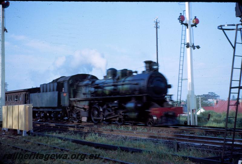 T03720
PMR class 735 on No.300 passenger train, Mount Lawley, shunting signals in background.
