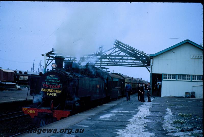 T03779
DM class 588, Fremantle Station, ARHS tour train to Soundcem, shows partially dismantled overall station roof.
