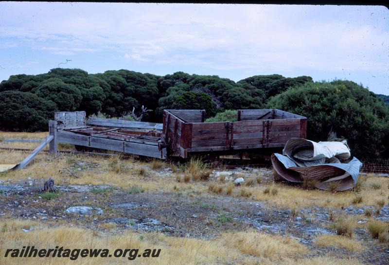 T03847
H class 950, G class 446 wagons, derelict, on the Rottnest Island railway
