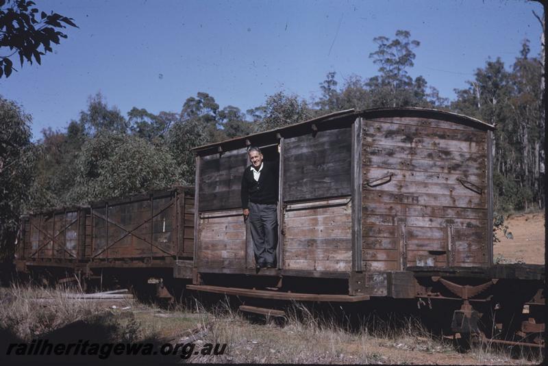 T03995
Millars van and wagons, Mornington
